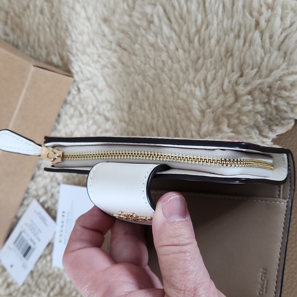 NWT IOB Coach Medium Corner Zip Signature Flower Print Wallet πππΈ - Picture 13 of 16